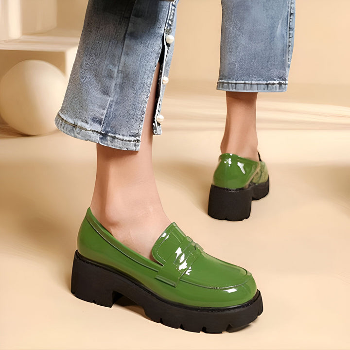 Gros plan de mocassins verts vernis à semelles compensées noires portés avec un jean bleu clair fendu et décoré de perles., 45286916948149,45286916980917,45286917013685,45286917046453,45286917079221,45286917111989,45286917144757,45286917177525,45286917210293,45286917243061,45286917275829,45286917308597,45286917341365,45286917374133,45286917406901,45286917439669,45286917472437,45286917505205,45286917537973,45286917570741,45286917603509,45286917636277,45286917669045,45286917701813,45286917734581,452869