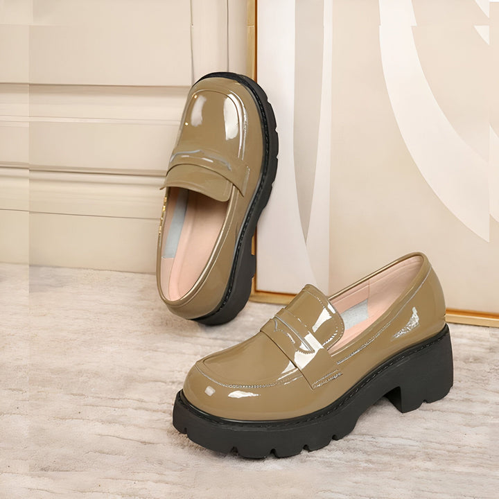 Mocassins vernis taupe pour femme, style collège avec semelle épaisse noire. Chaussures élégantes et confortables, parfaites pour un look tendance., 45286916948149,45286916980917,45286917013685,45286917046453,45286917079221,45286917111989,45286917144757,45286917177525,45286917210293,45286917243061,45286917275829,45286917308597,45286917341365,45286917374133,45286917406901,45286917439669,45286917472437,45286917505205,45286917537973,45286917570741,45286917603509,45286917636277,45286917669045,452869177018