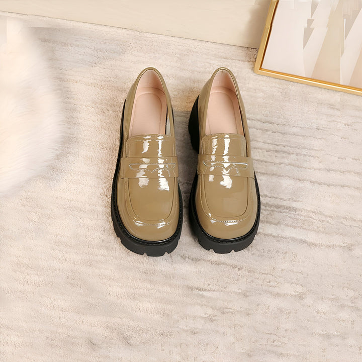 Mocassins beiges vernis pour femmes, semelle épaisse noire. Chaussures élégantes et confortables, parfaites pour le quotidien ou une occasion spéciale. Mode féminine, style classique et tendance., 45286916948149,45286916980917,45286917013685,45286917046453,45286917079221,45286917111989,45286917144757,45286917177525,45286917210293,45286917243061,45286917275829,45286917308597,45286917341365,45286917374133,45286917406901,45286917439669,45286917472437,45286917505205,45286917537973,45286917570741,45286917