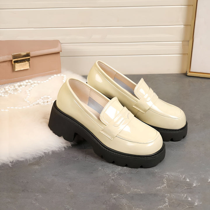 Mocassins vernis crème à semelle compensée noire épaisse. Élégants, tendance automne/hiver. Sac à main beige en arrière-plan., 45286916948149,45286916980917,45286917013685,45286917046453,45286917079221,45286917111989,45286917144757,45286917177525,45286917210293,45286917243061,45286917275829,45286917308597,45286917341365,45286917374133,45286917406901,45286917439669,45286917472437,45286917505205,45286917537973,45286917570741,45286917603509,45286917636277,45286917669045,45286917701813,45286917734581,