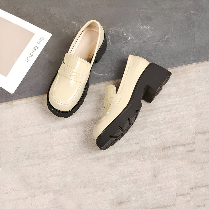 Deux mocassins vernis beiges à semelles compensées noires., 45286916948149,45286916980917,45286917013685,45286917046453,45286917079221,45286917111989,45286917144757,45286917177525,45286917210293,45286917243061,45286917275829,45286917308597,45286917341365,45286917374133,45286917406901,45286917439669,45286917472437,45286917505205,45286917537973,45286917570741,45286917603509,45286917636277,45286917669045,45286917701813,45286917734581,45286917767349,45286917800117,45286917832885,45286917865653,4528691789842