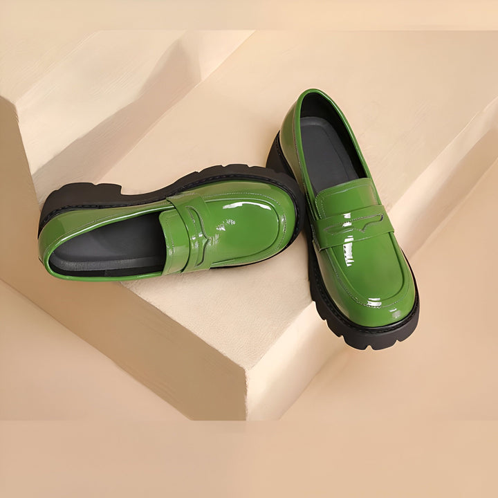Mocassins vernis vert vif avec semelles épaisses noires, posés sur des blocs beiges. Chaussures modernes et élégantes., 45286916948149,45286916980917,45286917013685,45286917046453,45286917079221,45286917111989,45286917144757,45286917177525,45286917210293,45286917243061,45286917275829,45286917308597,45286917341365,45286917374133,45286917406901,45286917439669,45286917472437,45286917505205,45286917537973,45286917570741,45286917603509,45286917636277,45286917669045,45286917701813,45286917734581,45286917767