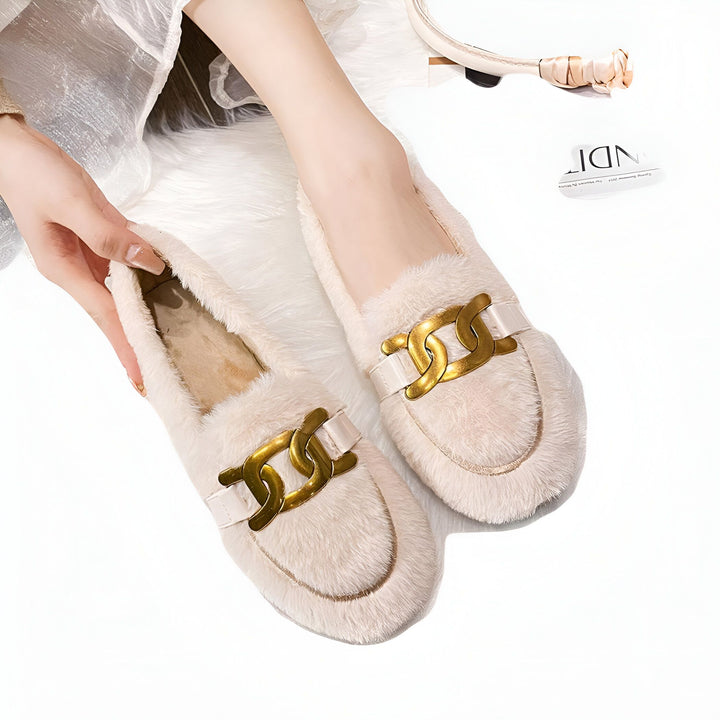 Mocassins confortables beiges en fausse fourrure avec détails de chaîne dorée. Chaussures élégantes et douces., 45286986842293,45286986875061,45286986907829,45286986940597,45286986973365,45286987006133,45286987038901,45286987071669,45286987104437,45286987137205,45286987169973,45286987202741,45286987235509,45286987268277,45286987301045,45286987333813,45286987366581,45286987399349,45286987432117,45286987464885