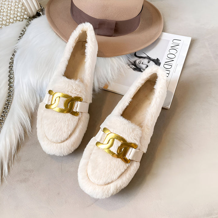 Mocassins fourrés crème pour femme avec boucle dorée, chapeau beige et accessoires de mode. Chaussures tendance et confortables., 45286986842293,45286986875061,45286986907829,45286986940597,45286986973365,45286987006133,45286987038901,45286987071669,45286987104437,45286987137205,45286987169973,45286987202741,45286987235509,45286987268277,45286987301045,45286987333813,45286987366581,45286987399349,45286987432117,45286987464885