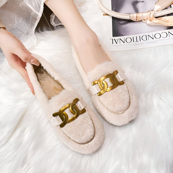 Mocassins beiges en fausse fourrure avec ornement de chaîne dorée. Chaussures d'intérieur élégantes et confortables. Idéal pour se détendre à la maison avec style. Mode hivernale chaleureuse., 45286986842293,45286986875061,45286986907829,45286986940597,45286986973365,45286987006133,45286987038901,45286987071669,45286987104437,45286987137205,45286987169973,45286987202741,45286987235509,45286987268277,45286987301045,45286987333813,45286987366581,45286987399349,45286987432117,45286987464885