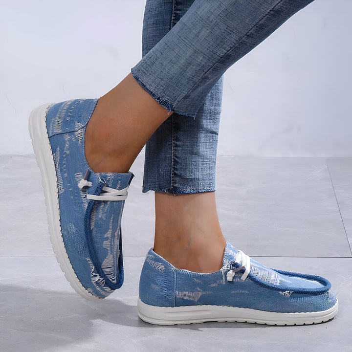 Chaussures décontractées en jean bleu avec lacets blancs, portées avec un jean. Style mode et confortable pour femmes., 45286736789685,45286736822453,45286736855221,45286736887989,45286736920757,45286736953525,45286736986293,45286737019061,45286737051829