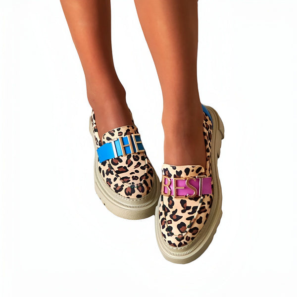 Gros plan de chaussures léopard originales avec inscription « The Best » et semelle épaisse. Mode femme, style audacieux., 45287152451765,45287152484533,45287152517301,45287152550069,45287152582837