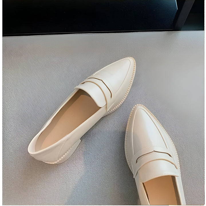 Gros plan sur une paire de mocassins en cuir blanc cassé. Les chaussures pointues reposent sur une surface grise, mettant en valeur leur design classique et élégant. Mode, chaussures pour femmes., 45286732693685,45286732726453,45286732759221,45286732791989,45286732824757,45286732857525,45286732890293,45286732923061,45286732955829,45286732988597,45286733021365,45286733054133,45286733086901,45286733119669