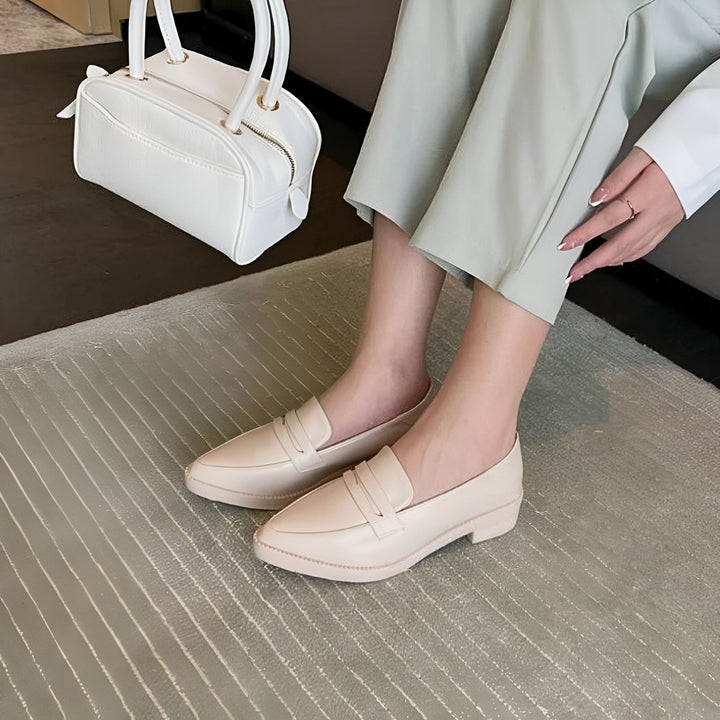 Chaussures mocassins beiges pour femme, portées avec un pantalon vert clair. Un sac à main blanc est posé à côté. Détails de mode et style élégant., 45286732693685,45286732726453,45286732759221,45286732791989,45286732824757,45286732857525,45286732890293,45286732923061,45286732955829,45286732988597,45286733021365,45286733054133,45286733086901,45286733119669