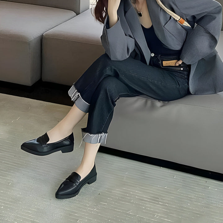 Une femme assise sur un canapé, portant un blazer gris, un jean bleu foncé retroussé et des mocassins noirs élégants. Look décontracté-chic., 45286732693685,45286732726453,45286732759221,45286732791989,45286732824757,45286732857525,45286732890293,45286732923061,45286732955829,45286732988597,45286733021365,45286733054133,45286733086901,45286733119669