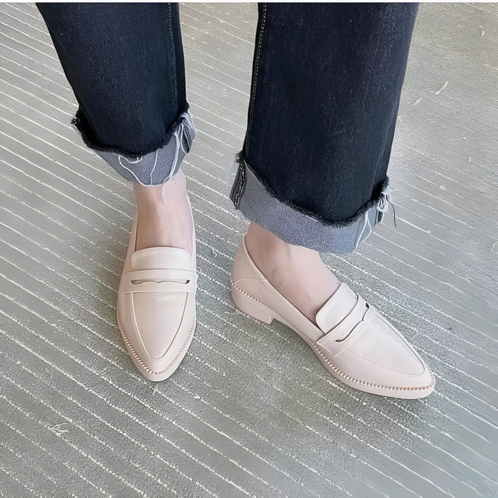 Gros plan sur des mocassins vernis couleur crème portés avec un jean noir retroussé. Chaussures pointues pour femme, style preppy moderne., 45286732693685,45286732726453,45286732759221,45286732791989,45286732824757,45286732857525,45286732890293,45286732923061,45286732955829,45286732988597,45286733021365,45286733054133,45286733086901,45286733119669