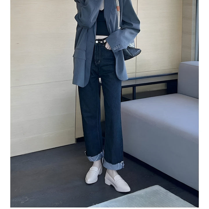 Image d'une femme portant un blazer bleu, un débardeur noir, un jean bleu foncé à revers et des mocassins blancs. Son sac est sur l'épaule., 45286732693685,45286732726453,45286732759221,45286732791989,45286732824757,45286732857525,45286732890293,45286732923061,45286732955829,45286732988597,45286733021365,45286733054133,45286733086901,45286733119669