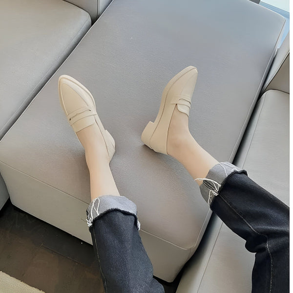 Personne portant des mocassins beiges avec un jean foncé sur un canapé gris. Chaussures élégantes, style décontracté. Mode féminine, chaussures confortables., 45286732693685,45286732726453,45286732759221,45286732791989,45286732824757,45286732857525,45286732890293,45286732923061,45286732955829,45286732988597,45286733021365,45286733054133,45286733086901,45286733119669