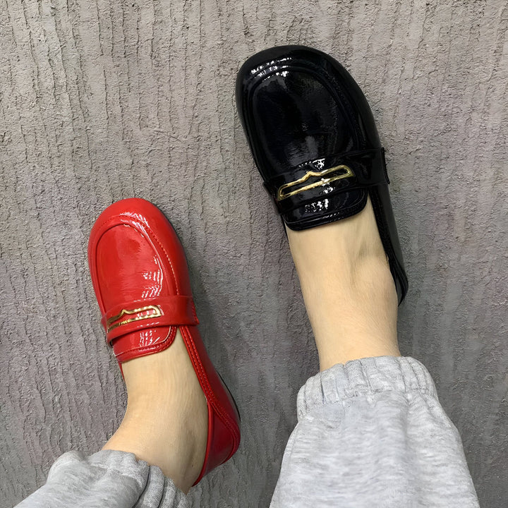 Vue rapprochée de pieds portant des mocassins vernis dépareillés : un rouge et un noir, avec une boucle dorée sur le dessus, sur un fond gris uni., 45286945161397,45286945194165,45286945226933,45286945259701,45286945292469,45286945325237,45286945358005,45286945390773,45286945423541,45286945456309,45286945489077,45286945521845,45286945554613,45286945587381,45286945620149,45286945652917,45286945685685,45286945718453,45286945751221,45286945783989,45286945816757,45286945849525,45286945882293,4528694591506