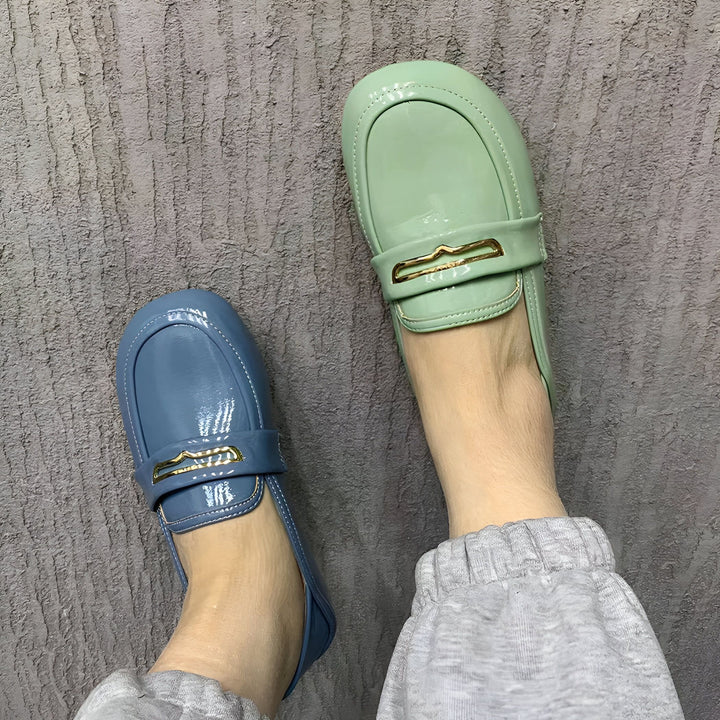 Vue rapprochée de deux mocassins vernis, un bleu et un vert, portés sur les pieds. Les chaussures ont une boucle dorée., 45286945161397,45286945194165,45286945226933,45286945259701,45286945292469,45286945325237,45286945358005,45286945390773,45286945423541,45286945456309,45286945489077,45286945521845,45286945554613,45286945587381,45286945620149,45286945652917,45286945685685,45286945718453,45286945751221,45286945783989,45286945816757,45286945849525,45286945882293,45286945915061,45286945947829,45286945980
