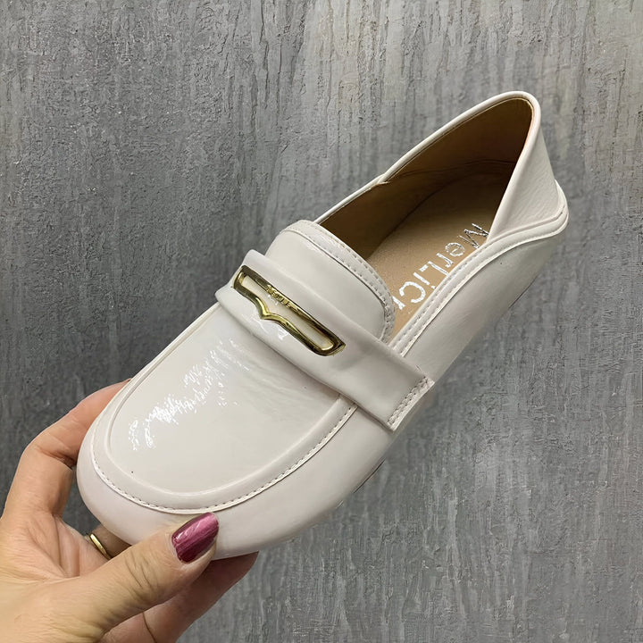 Mocassin blanc verni, élégant et moderne, avec une bride dorée. Chaussure confortable et tendance pour femme., 45286945161397,45286945194165,45286945226933,45286945259701,45286945292469,45286945325237,45286945358005,45286945390773,45286945423541,45286945456309,45286945489077,45286945521845,45286945554613,45286945587381,45286945620149,45286945652917,45286945685685,45286945718453,45286945751221,45286945783989,45286945816757,45286945849525,45286945882293,45286945915061,45286945947829,45286945980597,452869