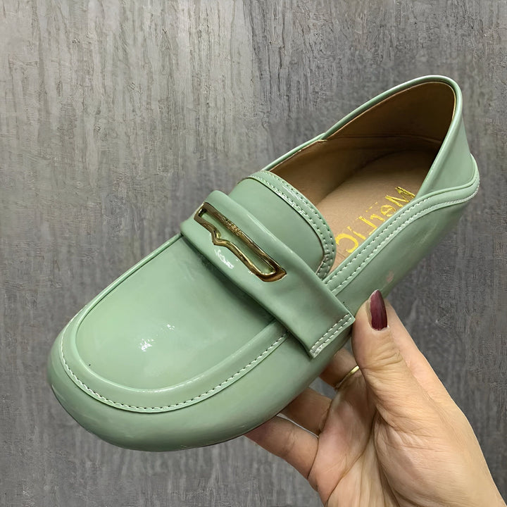 Mocassin verni vert d'eau, détail or. Chaussure élégante et tendance, parfaite pour un look sophistiqué. Mode féminine, chaussures plates, accessoire de mode., 45286945161397,45286945194165,45286945226933,45286945259701,45286945292469,45286945325237,45286945358005,45286945390773,45286945423541,45286945456309,45286945489077,45286945521845,45286945554613,45286945587381,45286945620149,45286945652917,45286945685685,45286945718453,45286945751221,45286945783989,45286945816757,45286945849525,45286945882293,