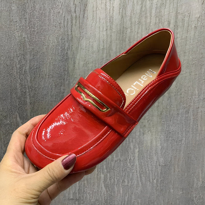Mocassin rouge verni pour femme avec boucle dorée. Chaussure élégante et confortable, parfaite pour toutes les occasions., 45286945161397,45286945194165,45286945226933,45286945259701,45286945292469,45286945325237,45286945358005,45286945390773,45286945423541,45286945456309,45286945489077,45286945521845,45286945554613,45286945587381,45286945620149,45286945652917,45286945685685,45286945718453,45286945751221,45286945783989,45286945816757,45286945849525,45286945882293,45286945915061,45286945947829,452869459