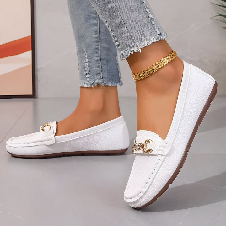 Image de mocassins blancs portés avec un jean et une chaîne de cheville dorée, chaussures décontractées en cuir avec un ornement métallique., 45286627999925,45286628032693,45286628065461,45286628098229,45286628130997,45286628163765,45286628196533,45286628229301,45286628262069,45286628294837,45286628327605,45286628360373,45286628393141,45286628425909,45286628458677,45286628491445,45286628524213,45286628556981,45286628589749,45286628622517,45286628655285,45286628688053,45286628720821,45286628753589