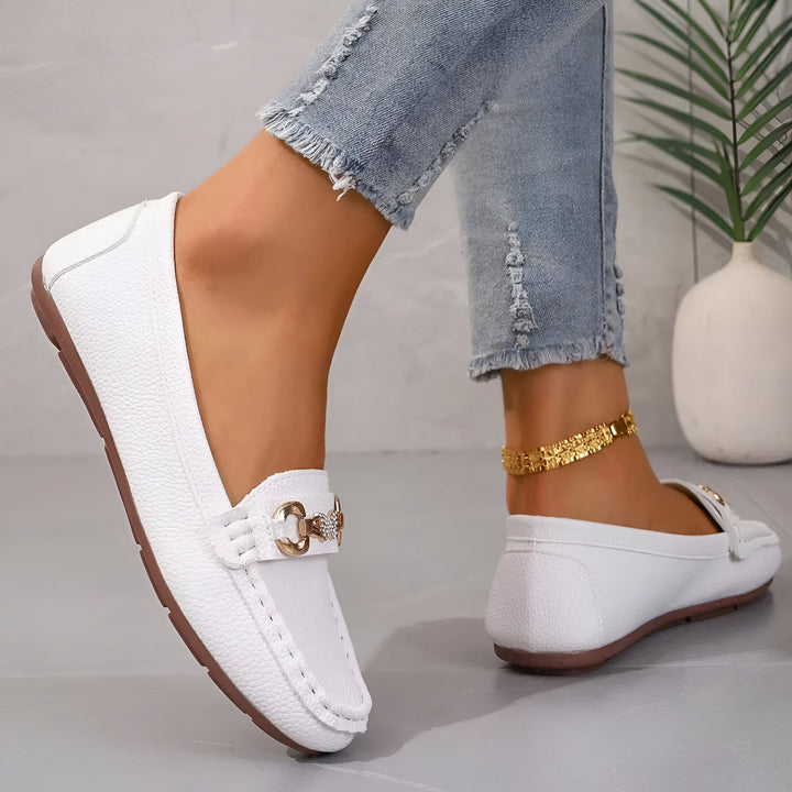 Gros plan sur une paire de mocassins blancs en cuir portés avec un jean et une chaîne de cheville dorée, mettant en valeur le style décontracté chic., 45286627999925,45286628032693,45286628065461,45286628098229,45286628130997,45286628163765,45286628196533,45286628229301,45286628262069,45286628294837,45286628327605,45286628360373,45286628393141,45286628425909,45286628458677,45286628491445,45286628524213,45286628556981,45286628589749,45286628622517,45286628655285,45286628688053,45286628720821,452866287