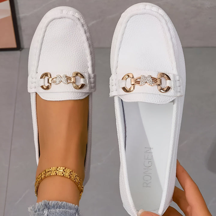 Mocassins blancs pour femmes avec détail de chaîne dorée et strass, portés avec une chaîne de cheville dorée. Mode élégante et confortable., 45286627999925,45286628032693,45286628065461,45286628098229,45286628130997,45286628163765,45286628196533,45286628229301,45286628262069,45286628294837,45286628327605,45286628360373,45286628393141,45286628425909,45286628458677,45286628491445,45286628524213,45286628556981,45286628589749,45286628622517,45286628655285,45286628688053,45286628720821,45286628753589