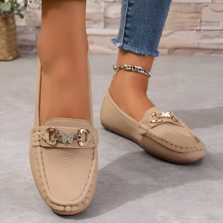 Mocassins beiges en cuir portés, avec ornement en forme de mors et un ornement papillon en strass. Chaîne de cheville argentée. Mode femme, chaussures confortables et élégantes., 45286627999925,45286628032693,45286628065461,45286628098229,45286628130997,45286628163765,45286628196533,45286628229301,45286628262069,45286628294837,45286628327605,45286628360373,45286628393141,45286628425909,45286628458677,45286628491445,45286628524213,45286628556981,45286628589749,45286628622517,45286628655285,45286628688