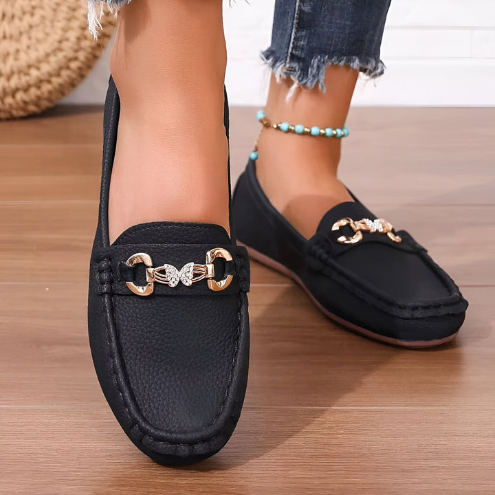 Mocassins noirs pour femmes avec détail doré, portés avec un jean et un bracelet de cheville turquoise. Chaussures élégantes et confortables, parfaites pour le quotidien., 45286627999925,45286628032693,45286628065461,45286628098229,45286628130997,45286628163765,45286628196533,45286628229301,45286628262069,45286628294837,45286628327605,45286628360373,45286628393141,45286628425909,45286628458677,45286628491445,45286628524213,45286628556981,45286628589749,45286628622517,45286628655285,45286628688053,452