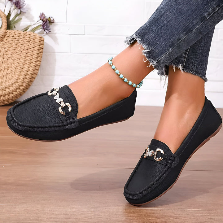Mocassins noirs pour femmes, portés avec des jeans décontractés et un bracelet de cheville turquoise. Chaussures d'été élégantes et confortables., 45286627999925,45286628032693,45286628065461,45286628098229,45286628130997,45286628163765,45286628196533,45286628229301,45286628262069,45286628294837,45286628327605,45286628360373,45286628393141,45286628425909,45286628458677,45286628491445,45286628524213,45286628556981,45286628589749,45286628622517,45286628655285,45286628688053,45286628720821,45286628753