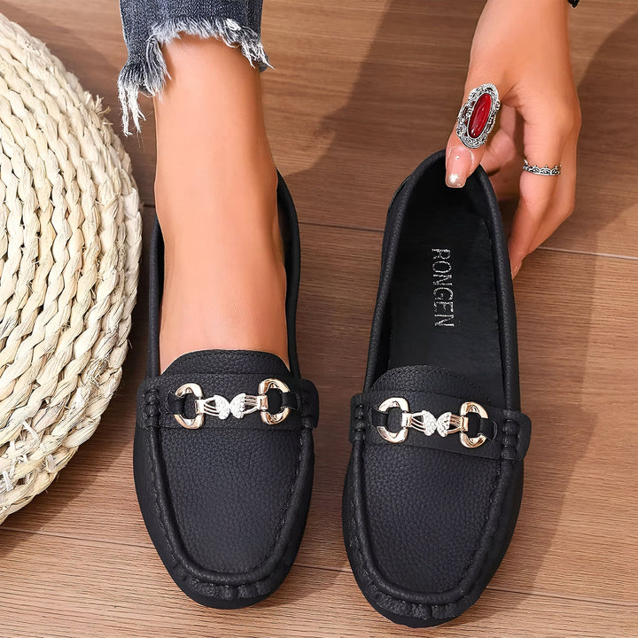 Mocassins noirs en cuir portés par une femme. Détail de la boucle décorative argentée. Style décontracté et élégant. Chaussures confortables et tendance., 45286627999925,45286628032693,45286628065461,45286628098229,45286628130997,45286628163765,45286628196533,45286628229301,45286628262069,45286628294837,45286628327605,45286628360373,45286628393141,45286628425909,45286628458677,45286628491445,45286628524213,45286628556981,45286628589749,45286628622517,45286628655285,45286628688053,45286628720821,45