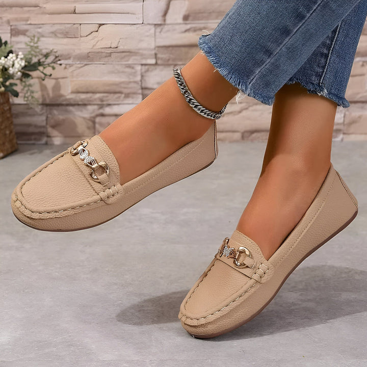 Chaussures mocassins beiges pour femmes, avec une boucle dorée décorative. Portées avec un jean et une chaîne de cheville. Mode féminine, style décontracté et élégant., 45286627999925,45286628032693,45286628065461,45286628098229,45286628130997,45286628163765,45286628196533,45286628229301,45286628262069,45286628294837,45286628327605,45286628360373,45286628393141,45286628425909,45286628458677,45286628491445,45286628524213,45286628556981,45286628589749,45286628622517,45286628655285,45286628688053,45