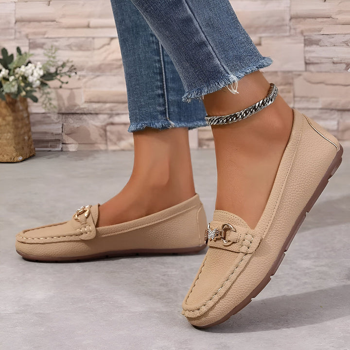 Mocassins beiges pour femmes avec détail de boucle dorée portés avec un jean et une chaîne de cheville., 45286627999925,45286628032693,45286628065461,45286628098229,45286628130997,45286628163765,45286628196533,45286628229301,45286628262069,45286628294837,45286628327605,45286628360373,45286628393141,45286628425909,45286628458677,45286628491445,45286628524213,45286628556981,45286628589749,45286628622517,45286628655285,45286628688053,45286628720821,45286628753589