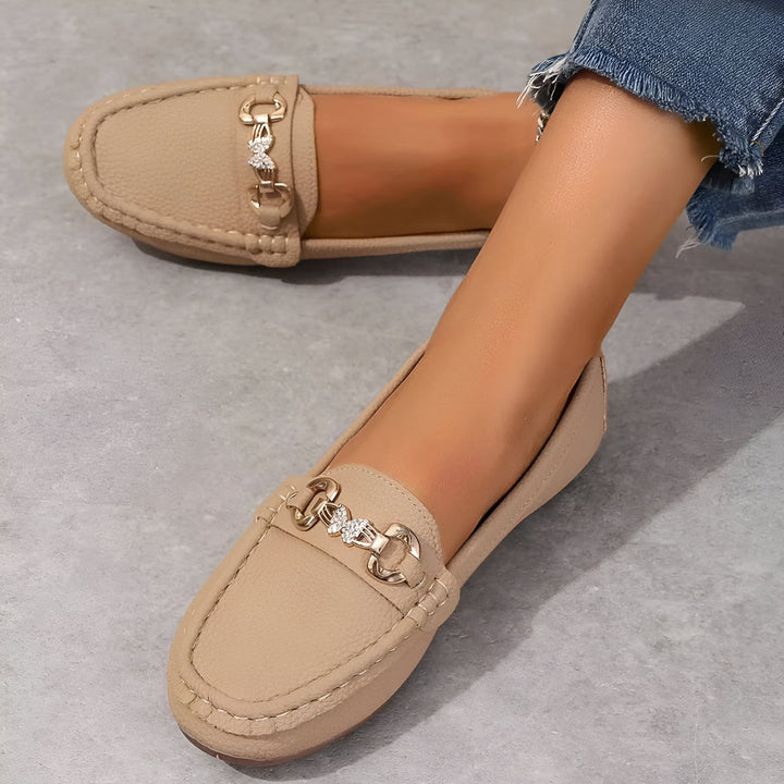 Mocassins beiges pour femmes avec ornements dorés. Chaussures confortables et élégantes, idéales pour le quotidien. Style décontracté chic., 45286627999925,45286628032693,45286628065461,45286628098229,45286628130997,45286628163765,45286628196533,45286628229301,45286628262069,45286628294837,45286628327605,45286628360373,45286628393141,45286628425909,45286628458677,45286628491445,45286628524213,45286628556981,45286628589749,45286628622517,45286628655285,45286628688053,45286628720821,45286628753589