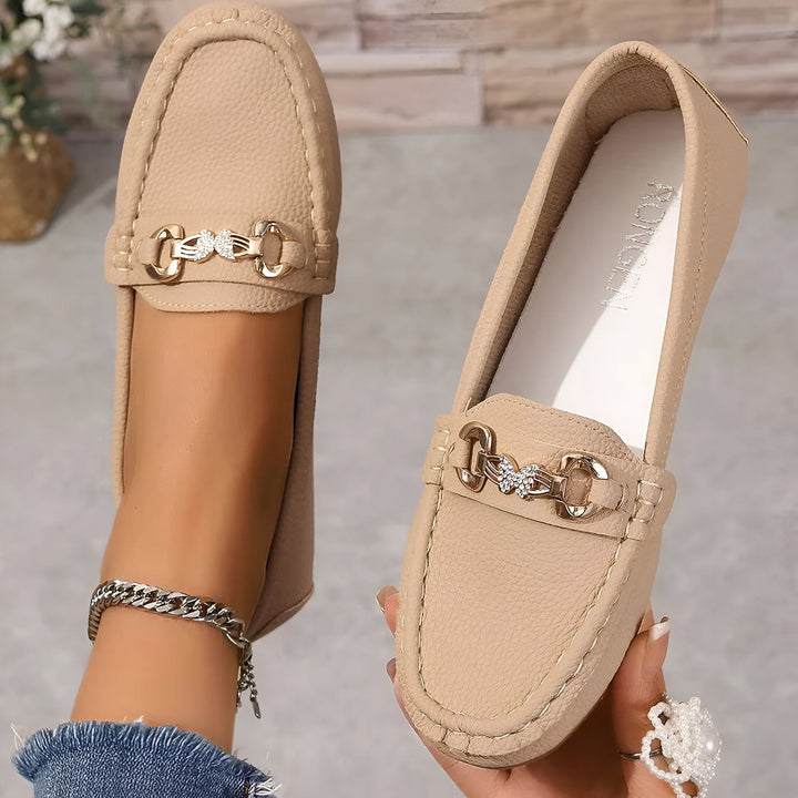 Mocassins beiges élégants avec ornement en forme de cœur, portés et tenus à la main, accessoire de mode raffiné., 45286627999925,45286628032693,45286628065461,45286628098229,45286628130997,45286628163765,45286628196533,45286628229301,45286628262069,45286628294837,45286628327605,45286628360373,45286628393141,45286628425909,45286628458677,45286628491445,45286628524213,45286628556981,45286628589749,45286628622517,45286628655285,45286628688053,45286628720821,45286628753589