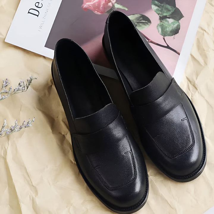 Vue rapprochée de deux mocassins noirs en cuir posés sur un papier texturé. Un magazine avec une rose imprimée est visible en arrière-plan., 45286620168373,45286620201141,45286620233909,45286620266677,45286620299445,45286620332213,45286620364981,45286620397749,45286620430517,45286620463285,45286620496053,45286620528821,45286620561589,45286620594357,45286620627125,45286620659893,45286620692661,45286620725429,45286620758197,45286620790965