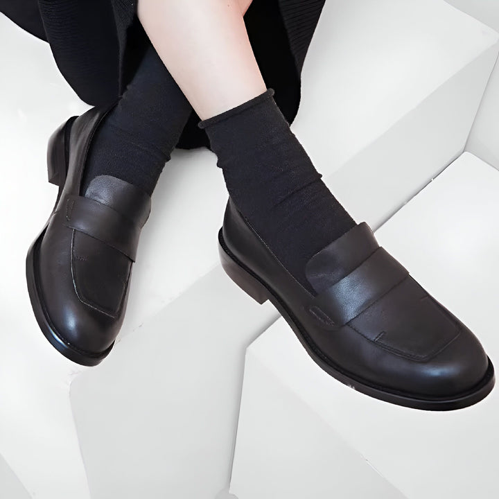 Gros plan des pieds d'une femme portant des mocassins noirs en cuir et des chaussettes noires. Chaussures de ville élégantes sur fond blanc géométrique., 45286620168373,45286620201141,45286620233909,45286620266677,45286620299445,45286620332213,45286620364981,45286620397749,45286620430517,45286620463285,45286620496053,45286620528821,45286620561589,45286620594357,45286620627125,45286620659893,45286620692661,45286620725429,45286620758197,45286620790965