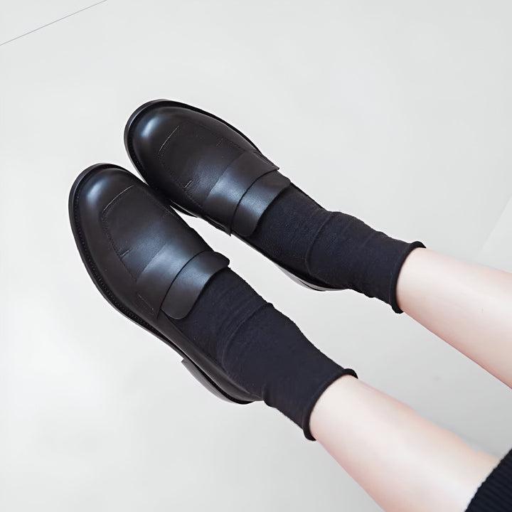 Vue rapprochée de pieds portant des mocassins noirs en cuir et des chaussettes noires. Mode chaussures femme., 45286620168373,45286620201141,45286620233909,45286620266677,45286620299445,45286620332213,45286620364981,45286620397749,45286620430517,45286620463285,45286620496053,45286620528821,45286620561589,45286620594357,45286620627125,45286620659893,45286620692661,45286620725429,45286620758197,45286620790965