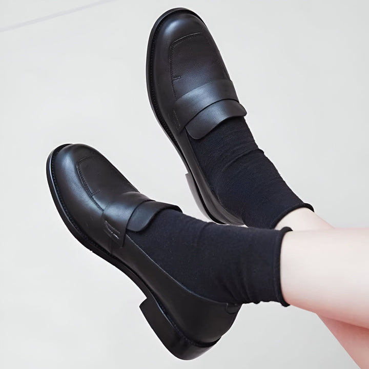 Gros plan sur des pieds portant des mocassins en cuir noir avec des chaussettes noires. Chaussures de ville élégantes et confortables. Mode et style., 45286620168373,45286620201141,45286620233909,45286620266677,45286620299445,45286620332213,45286620364981,45286620397749,45286620430517,45286620463285,45286620496053,45286620528821,45286620561589,45286620594357,45286620627125,45286620659893,45286620692661,45286620725429,45286620758197,45286620790965