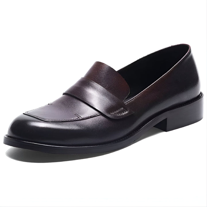 Mocassin élégant en cuir marron foncé. Chaussure classique pour femme, dessus lisse avec bride décorative. Idéal pour un look chic et confortable., 45286620168373,45286620201141,45286620233909,45286620266677,45286620299445,45286620332213,45286620364981,45286620397749,45286620430517,45286620463285,45286620496053,45286620528821,45286620561589,45286620594357,45286620627125,45286620659893,45286620692661,45286620725429,45286620758197,45286620790965