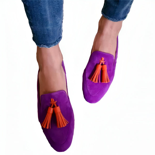 Personne portant des mocassins violets en daim avec des glands orange. Chaussures pour femmes violettes et orange. Mode et style., 45286788694197,45286788726965,45286788759733,45286788792501,45286788825269,45286788858037,45286788890805,45286788923573,45286788956341,45286788989109,45286789021877,45286789054645,45286789087413,45286789120181,45286789152949,45286789185717,45286789218485,45286789251253,45286789284021,45286789316789