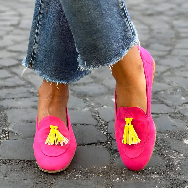 Vue rapprochée de mocassins roses avec des glands jaunes portés avec un jean. Chaussures élégantes pour femmes., 45286788694197,45286788726965,45286788759733,45286788792501,45286788825269,45286788858037,45286788890805,45286788923573,45286788956341,45286788989109,45286789021877,45286789054645,45286789087413,45286789120181,45286789152949,45286789185717,45286789218485,45286789251253,45286789284021,45286789316789