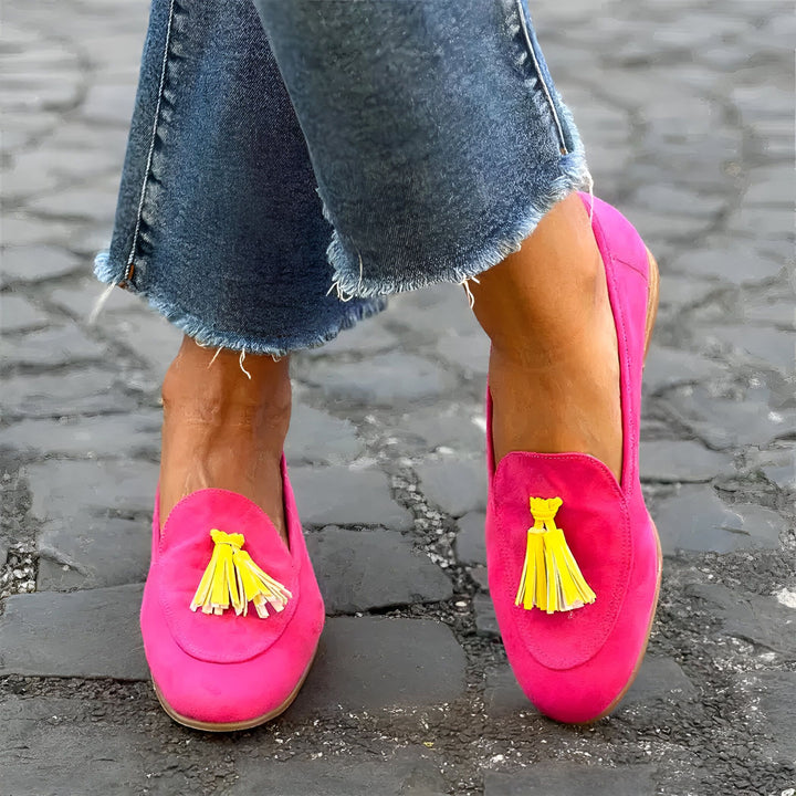 Vue rapprochée de mocassins roses avec des glands jaunes portés avec un jean. Chaussures élégantes pour femmes., 45286788694197,45286788726965,45286788759733,45286788792501,45286788825269,45286788858037,45286788890805,45286788923573,45286788956341,45286788989109,45286789021877,45286789054645,45286789087413,45286789120181,45286789152949,45286789185717,45286789218485,45286789251253,45286789284021,45286789316789