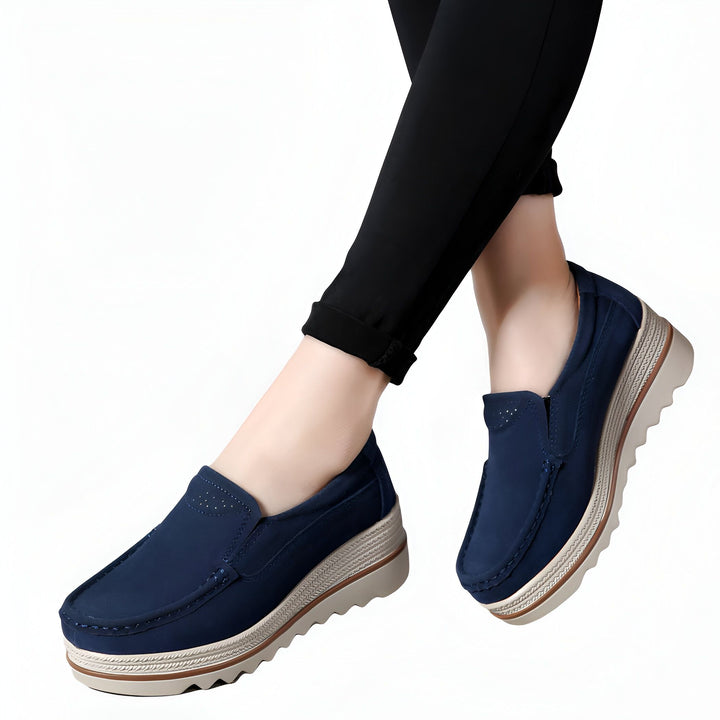 Gros plan de mocassins compensés bleus portés avec un pantalon noir. Chaussures confortables et tendance., 45286910754997,45286910787765,45286910820533,45286910853301,45286910886069,45286910918837,45286910951605,45286910984373,45286911017141,45286911049909,45286911082677,45286911115445,45286911148213,45286911180981,45286911213749,45286911246517,45286911279285,45286911312053,45286911344821,45286911377589,45286911410357,45286911443125,45286911475893,45286911508661,45286911541429,45286911574197,45286911606