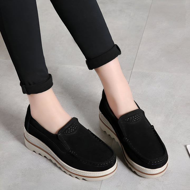 Gros plan sur une paire de mocassins compensés noirs portés avec un pantalon noir. Chaussures décontractées et confortables avec semelle tressée., 45286910754997,45286910787765,45286910820533,45286910853301,45286910886069,45286910918837,45286910951605,45286910984373,45286911017141,45286911049909,45286911082677,45286911115445,45286911148213,45286911180981,45286911213749,45286911246517,45286911279285,45286911312053,45286911344821,45286911377589,45286911410357,45286911443125,45286911475893,4528691150866