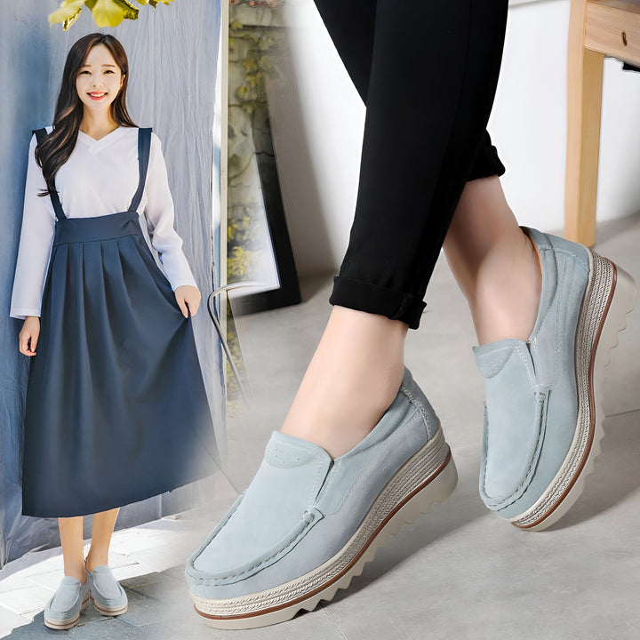 Image de chaussures compensées bleu clair portées avec un pantalon noir, et une femme portant une robe à bretelles assortie. Chaussures confortables et élégantes., 45286910754997,45286910787765,45286910820533,45286910853301,45286910886069,45286910918837,45286910951605,45286910984373,45286911017141,45286911049909,45286911082677,45286911115445,45286911148213,45286911180981,45286911213749,45286911246517,45286911279285,45286911312053,45286911344821,45286911377589,45286911410357,45286911443125,45286911475