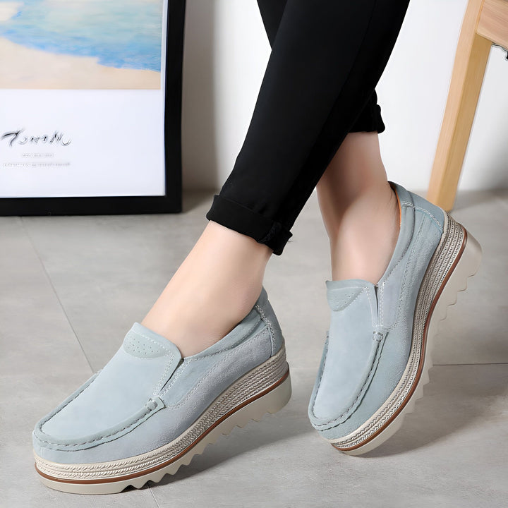 Gros plan sur des mocassins compensés bleu clair portés avec un pantalon noir. Chaussures en daim avec semelle plateforme beige. Confort et style décontracté., 45286910754997,45286910787765,45286910820533,45286910853301,45286910886069,45286910918837,45286910951605,45286910984373,45286911017141,45286911049909,45286911082677,45286911115445,45286911148213,45286911180981,45286911213749,45286911246517,45286911279285,45286911312053,45286911344821,45286911377589,45286911410357,45286911443125,45286911475893,4