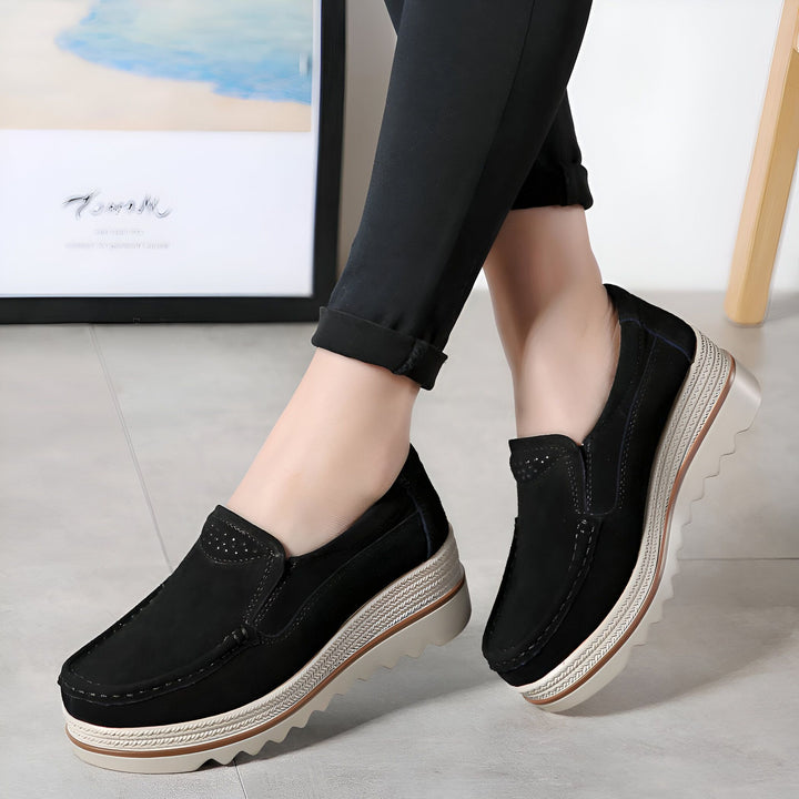 Gros plan sur des mocassins noirs à semelles compensées. Chaussures décontractées confortables portées avec un pantalon noir. Mode femme, chaussures d'automne., 45286910754997,45286910787765,45286910820533,45286910853301,45286910886069,45286910918837,45286910951605,45286910984373,45286911017141,45286911049909,45286911082677,45286911115445,45286911148213,45286911180981,45286911213749,45286911246517,45286911279285,45286911312053,45286911344821,45286911377589,45286911410357,45286911443125,45286911475893