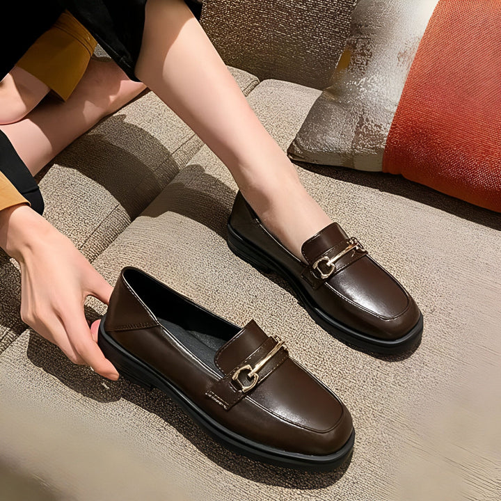 Mocassins classiques marron pour femme. Chaussures en cuir élégantes avec boucle dorée. Mode féminine, chaussures confortables et tendance. Accessoires de mode., 45286721323189,45286721355957,45286721388725,45286721421493,45286721454261,45286721487029,45286721519797,45286721552565,45286721585333,45286721618101,45286721650869,45286721683637,45286721716405,45286721749173,45286721781941,45286721814709,45286721847477,45286721880245,45286721913013,45286721945781,45286721978549,45286722011317,45286722044085