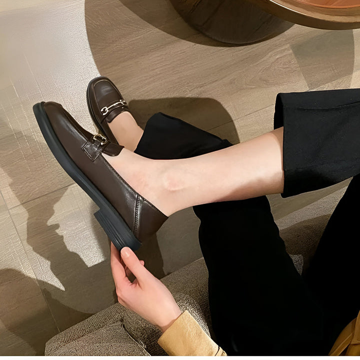 Mocassins en cuir marron portés par une personne assise, pantalon noir, accessoire doré. Chaussures de ville élégantes, style classique. Mode automne, chaussures femmes., 45286721323189,45286721355957,45286721388725,45286721421493,45286721454261,45286721487029,45286721519797,45286721552565,45286721585333,45286721618101,45286721650869,45286721683637,45286721716405,45286721749173,45286721781941,45286721814709,45286721847477,45286721880245,45286721913013,45286721945781,45286721978549,45286722011317,45286