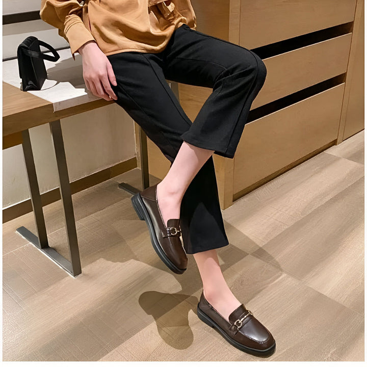 Femme assise sur un banc, portant une chemise ocre, un pantalon noir et des mocassins marron à boucle dorée., 45286721323189,45286721355957,45286721388725,45286721421493,45286721454261,45286721487029,45286721519797,45286721552565,45286721585333,45286721618101,45286721650869,45286721683637,45286721716405,45286721749173,45286721781941,45286721814709,45286721847477,45286721880245,45286721913013,45286721945781,45286721978549,45286722011317,45286722044085,45286722076853,45286722109621,45286722142389,45286722