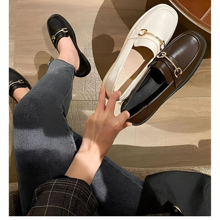 Image de mocassins pour femmes : noir aux pieds, blanc et marron à la main. Mode et élégance., 45286721323189,45286721355957,45286721388725,45286721421493,45286721454261,45286721487029,45286721519797,45286721552565,45286721585333,45286721618101,45286721650869,45286721683637,45286721716405,45286721749173,45286721781941,45286721814709,45286721847477,45286721880245,45286721913013,45286721945781,45286721978549,45286722011317,45286722044085,45286722076853,45286722109621,45286722142389,45286722175157,4528672
